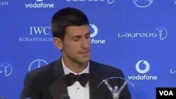 Novak Djokovic saat menerima penghargaan atlet terbaik tahun 2011 dari perusahaan Laureus di London (7/2).