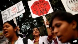 Para mahasiswa fisioterapi India melakukan unjuk rasa menuntut dihentikannya kekerasan seksual terhadap perempuan dalam aksi di New Delhi (foto: ilustrasi). 