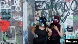 Manifestantes chilenos durante una protesta contra el gobierno de Chile en Santiago, Chile, el 5 de noviembre de 2019.