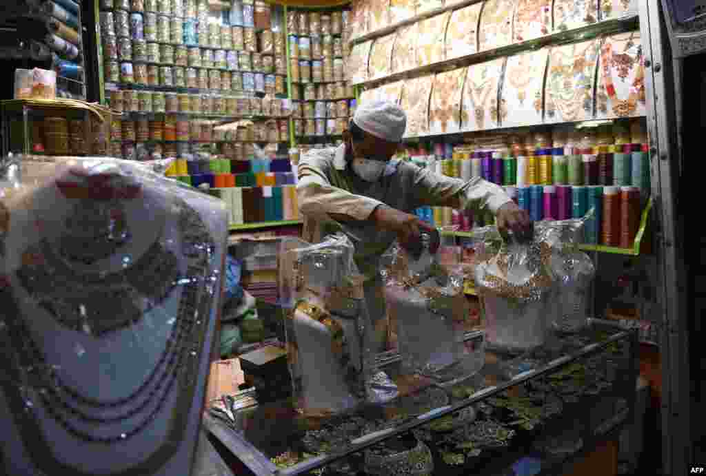 عید کے موقع پر کراچی کی مارکیٹوں میں قائم چوڑیوں کی دکانیں بھی کھل گئی ہیں۔ ان دکانوں پر شام کے اوقات میں تل دھرنے کو جگہ نہیں ہوتی۔ تاہم دکانیں اگر ہدایات کے مطابق 5 بجے ہی بند ہوئیں تو ان دکانوں پر دن بھر خواتین کا رش نظر آئے گا۔