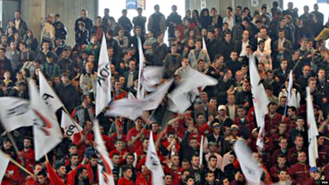 Pendukung Partai Demokrat Kosovo mengibarkan bendera partai dalam kampanye di kota Urosevac.