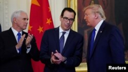 Tổng thống Donald Trump (phải), Bộ trưởng Tài chính Steven Mnuchin (giữa) và Phó tổng thống Mike Pence.