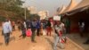 Des Camerounais font la queue lors d'une vente promotionnelle boulevard du 20 mai à Yaoundé pour acheter du riz importé le 13 janvier 2025. (Emmanuel Jules Ntap / VOA)