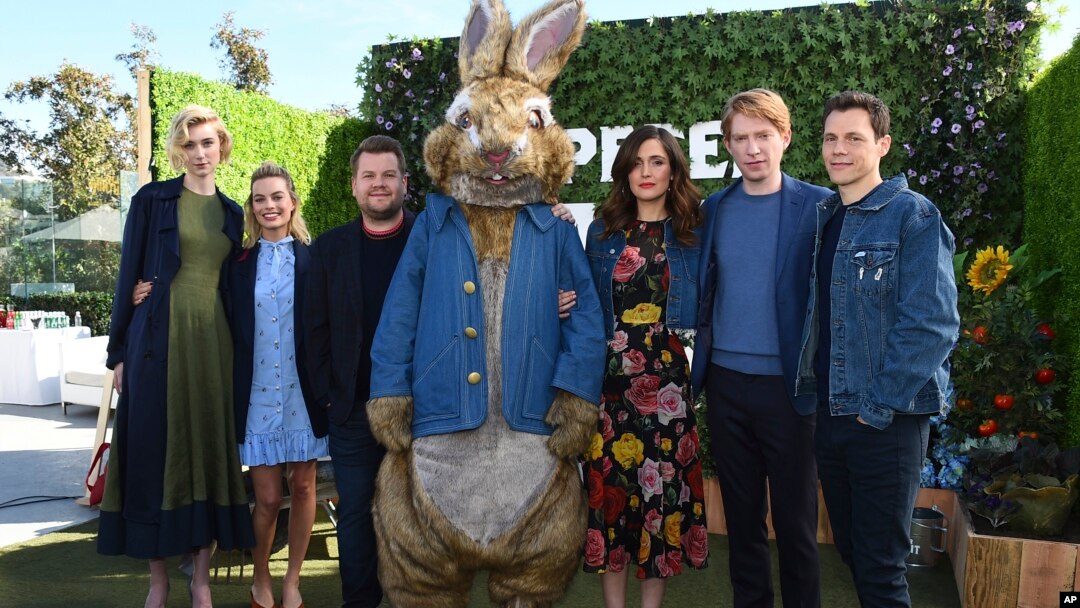 Para pemeran film 'Peter Rabbit,' Elizabeth Debicki, Margot Robbie, James Corden, Rose Byrne, Domhnall Gleeson dan Will Gluck menghadiri sesi foto bersama di London Hotel, 2 Februari 2018, di Hollywood, California.