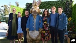 Para pemeran film 'Peter Rabbit,' Elizabeth Debicki, Margot Robbie, James Corden, Rose Byrne, Domhnall Gleeson dan Will Gluck menghadiri sesi foto bersama di London Hotel, 2 Februari 2018, di Hollywood, California.