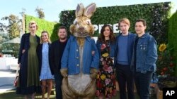 Sesi pemotretan film “Peter Rabbit” di London Hotel bersama Elizabeth Debicki, Margot Robbie, James Corden, Peter Rabbit, Rose Byrne, Domhnall Gleeson, dan Will Gluck hari Jum’at, 2 Februari 2018 di West Hollywood, California (foto: Jordan Strauss/Invision/AP)