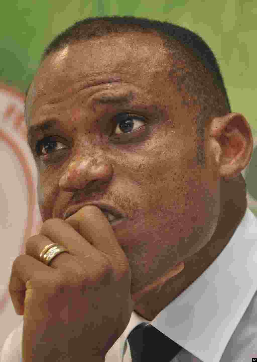 Tsohon dan wasan tsakiya na Najeriya Sunday Oliseh yayinda yake amsa tambayoyi a lokacin da aka rantsar da shi a matsayin sabon Koch din kungiyar 'yan wasan kwallon kafar Najeriya. 