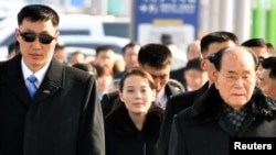 Delegasi Korea Utara yang dipimpin oleh Kim Yo-jong, adik perempuan pemimpin Korut Kim Jong-un bersama Pimpinan Presidium Majelis Rakyat Tertinggi Kim Yong-nam meninggalkan Bandara Internasional Incheon di Korea Selatan untuk menghadiri Olimpiade Musim Dingin di Pyeongchang, Incheon, 9 Februari 2018. 