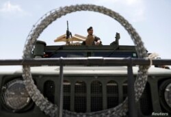 Un miembro de las fuerzas afganas vigila sentado en un vehículo del ejército en la base aérea estadounidense de Bagram, después de que las tropas estadounidenses la desocuparan, en la provincia de Parwan, Afganistán, el 5 de julio del 2021.