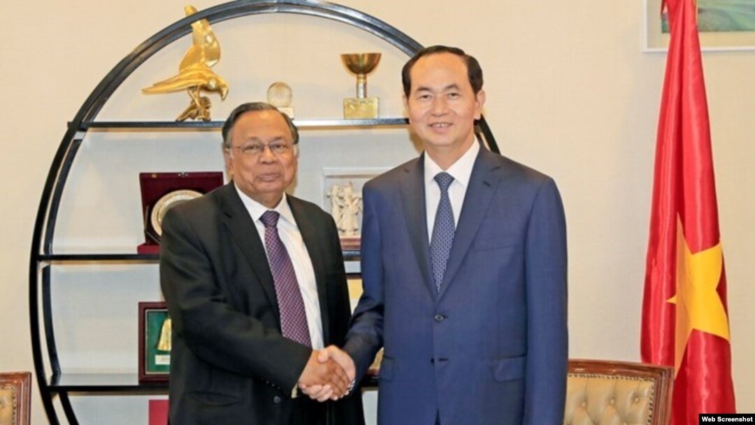 Chủ tịch nước Trần Đại Quang (phải) và Tổng thống Bangladesh Mohammad Abdul Hamid (Ảnh: VietnamPlus)
