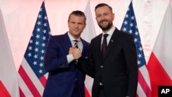 Wezîrê Cengê yê Amerîka Pete Hegseth û wezîrê Berevanîyê yê Polonyayê Wladyslaw Kosiniak-Kamysz.