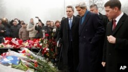 Državni sekretar Džon Keri odaje poštu žrtvama sukoba u Kijevu