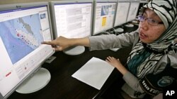 An official points the map on a computer screen during a tsunami drill at the Meteorology and Geophysical Agency in Jakarta, 12 October 2011.