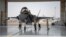 Seorang pilot pesawat jet F-35 dan kru bersiap untuk misi Pangkalan Udara Al-Dhafra, Uni Emirat Arab, 5 Agustus 2019. (Foto: U.S. Air Force) 