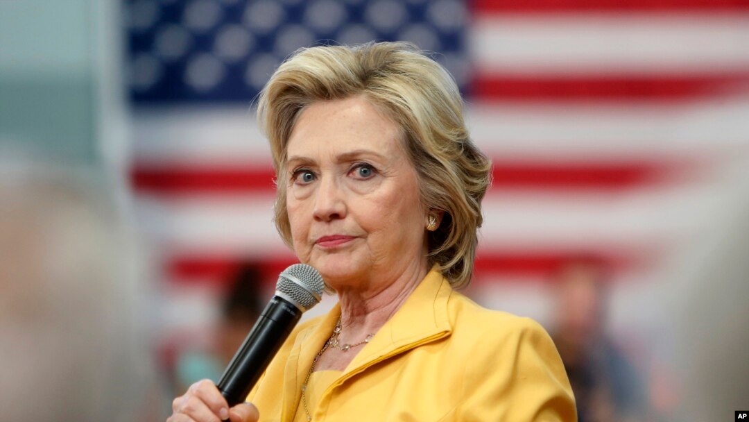 La candidata presidencial Hillary Clinton escucha una pregunta durante un mitin en Nashua, New Hampshire.