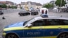 یک خودروی پلیس آلمان در محلی که چند نفر در حمله به چاقو زخمی شدند - آرشیو