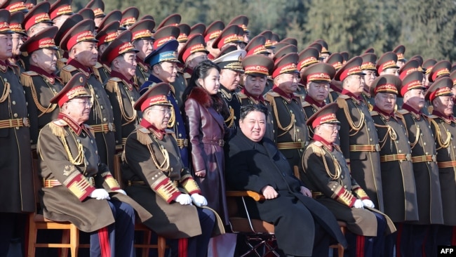 김정은(가운데) 북한 국무위원장이 딸 주애(가운데 왼쪽)와 함께 조선인민군 창건일인 8일 건군절에 국방성을 방문해 기념촬영하고 있다. 조선중앙통신이 다음날 공개한 사진.