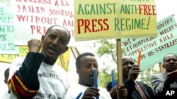 Des journalistes éthiopiens manifestent pour la liberté de la presse devant l'ambassade éthiopienne à Nairobi, le mardi 2 mai 2006. (AP Photo / Sayyid Azim)