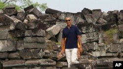 Mantan Presiden AS Barack Obama saat berkunjung ke Candi Prambanan di Yogyakarta, Kamis, 29 Juni 2017. (AP Photo)