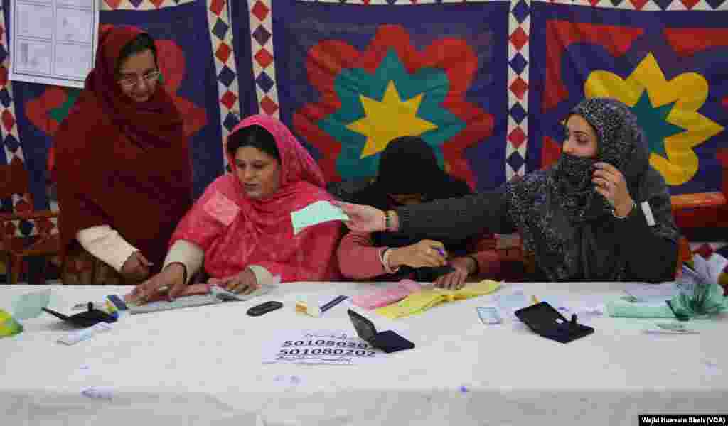 ووٹ ڈالنے کے لیے ضروری ہے کہ ووٹر شناختی کارڈ ہمراہ لائے تاہم شناختی کارڈ زائد المعیاد ہونے کی صورت میں بھی وہ ووٹ ڈال سکے گا۔