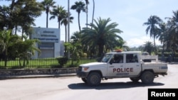 Un vehículo policial circula a las afueras del Aeropuerto Internacional Toussaint Louverture en Puerto Príncipe, Haití, el 13 de noviembre de 2024. (REUTERS/Marckinson Pierre)