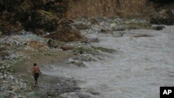 ARCHIVO - Un hombre camina por la costa del mar provocada por la tormenta tropical Franklin en Santo Domingo, República Dominicana, la madrugada del miércoles 23 de agosto de 2023.