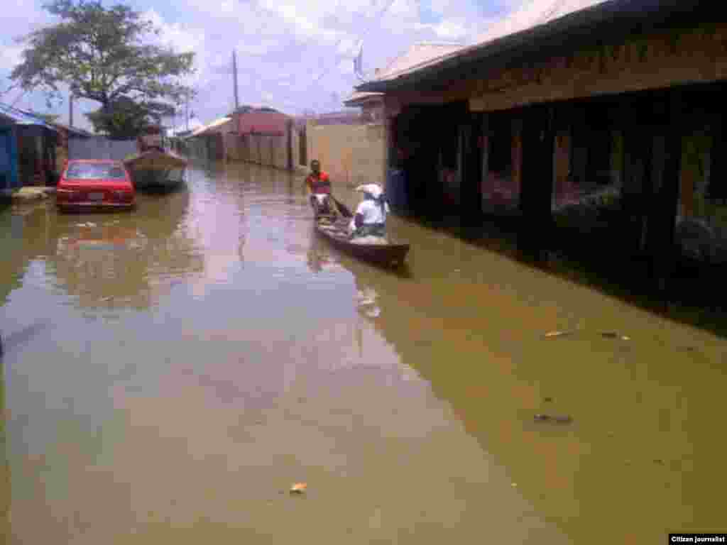 Masu kwale-kwale na shigewa ta kan wani titin da ruwa ya malale a Makurdi, inda a yanzu motoci ba su iya bi