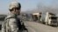 ARCHIVO - Un soldado estadounidense vigila el lugar donde militantes talibanes atacaron un convoy de camiones de suministros en Ghazni, Afganistán, el 24 de junio de 2008. 