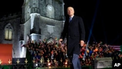 El presidente Joe Biden sale después de hablar frente a la Catedral de St. Muredach en Ballina, Irlanda, el viernes 14 de abril de 2023.