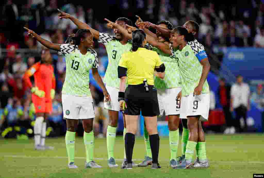 Nigeria players remonstrate with referee Melissa Borjas during their match against France at the Women&#39;s World Cup in Rennes, France, June 17, 2019.