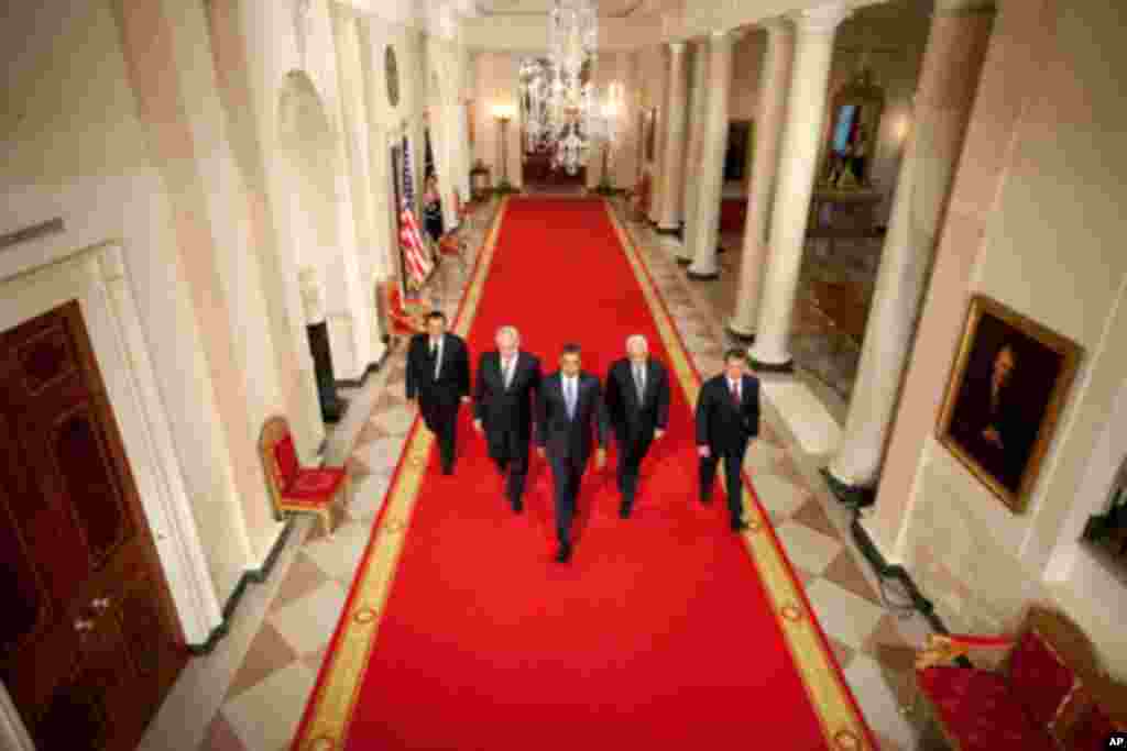 奥巴马总统和巴拉克总统、内塔尼亚胡总理、阿巴斯主席和阿卜杜拉国王穿过白宫大厅(9月1日)奥巴马总统和巴拉克总统、内塔尼亚胡总理、阿巴斯主席和阿卜杜拉国王穿过白宫大厅(9月1日)