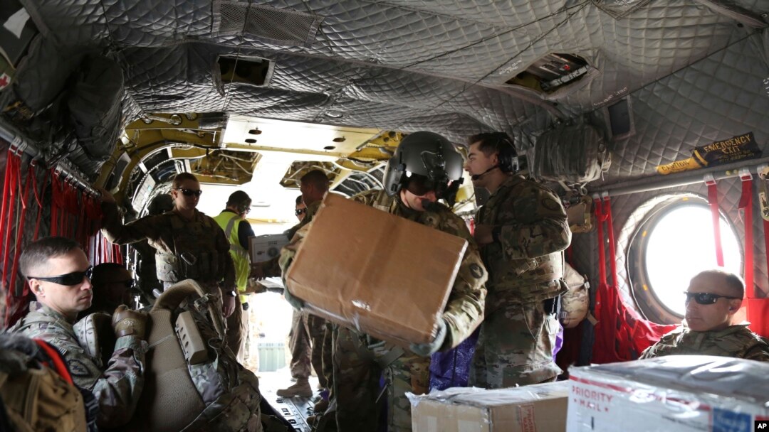 Tentara AS mengangkut hadiah Natal ke sebuah helikopter di Irbil, Irak menuju pangkalan Amerika di Suriah timur dalam operasi "Holiday Express", Senin, 23 Desember 2019. (Foto: dok).