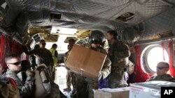 Tentara AS mengangkut hadiah Natal ke sebuah helikopter di Irbil, Irak menuju pangkalan Amerika di Suriah timur dalam operasi "Holiday Express", Senin, 23 Desember 2019. (Foto: dok).