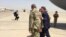 Tướng MacFarland đón Bộ trưởng Quốc phòng Ash Carter ở Baghdad, 11/7/2016. (C. Babb / VOA)