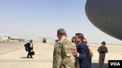 Menteri Pertahanan Ash Carter disambut Letnan Jenderal Angkatan Darat Amerika, Sean MacFarland di Baghdad, 11 Juli 2016.