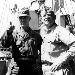 1951년 7월 8일 제임스 벤 플리트 장군(왼쪽)과 알레이 버크 해군 대장이 한국에 정박한 순양함 로스엔젤레스호 앞에서 사진촬영을 했다.