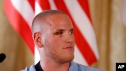 Warganegara AS Spencer Stone dalam sebuah konferensi pers di kediaman Duta Besar AS di Paris, Perancis, 23 Agustus 2015. 