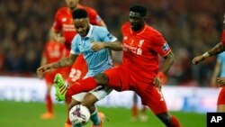 Kolo Touré de Liverpool contrôle la balle devant Raheen Sterling de Manchester City, à gauche, lors d’un match de football au stade Wembley à Londres, Angleterre, 28 février 2016.