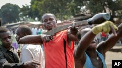 Des manifestants brandissent des faux fusils en bois dans le district de Cibitoke de la capitale Bujumbura, Burundi, 29 mai 2015.