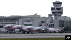 La terminal internacional de Miami se vio obligada a suspender más de un centenar de vuelos por el huracán.
