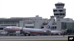 Un avión de American Airlines despega del Aeropuerto Internacional de Miami en Miami, EEUU. Una visita de funcionarios cubanos al aeropuerto miamense desató la polémica tras argumentos de peligro para la seguridad nacional.