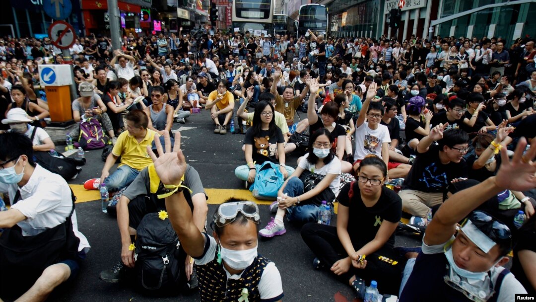 Hàng ngàn người biểu tình xuống đường đòi dân chủ tại khu mua sắm Mongkok ở Hồng Kông, ngày 29/9/2014.
