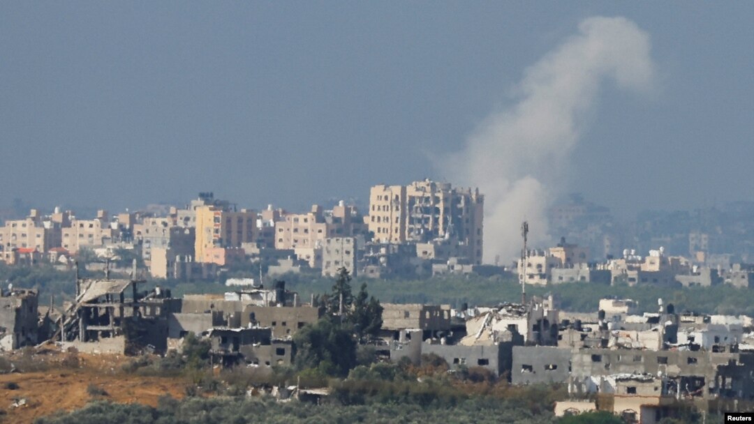 Asap mengepul dari Gaza, terlihat dari Israel selatan, di tengah konflik Israel -Hamas, 14 November 2023. (REUTERS/Alexander Ermochenko)