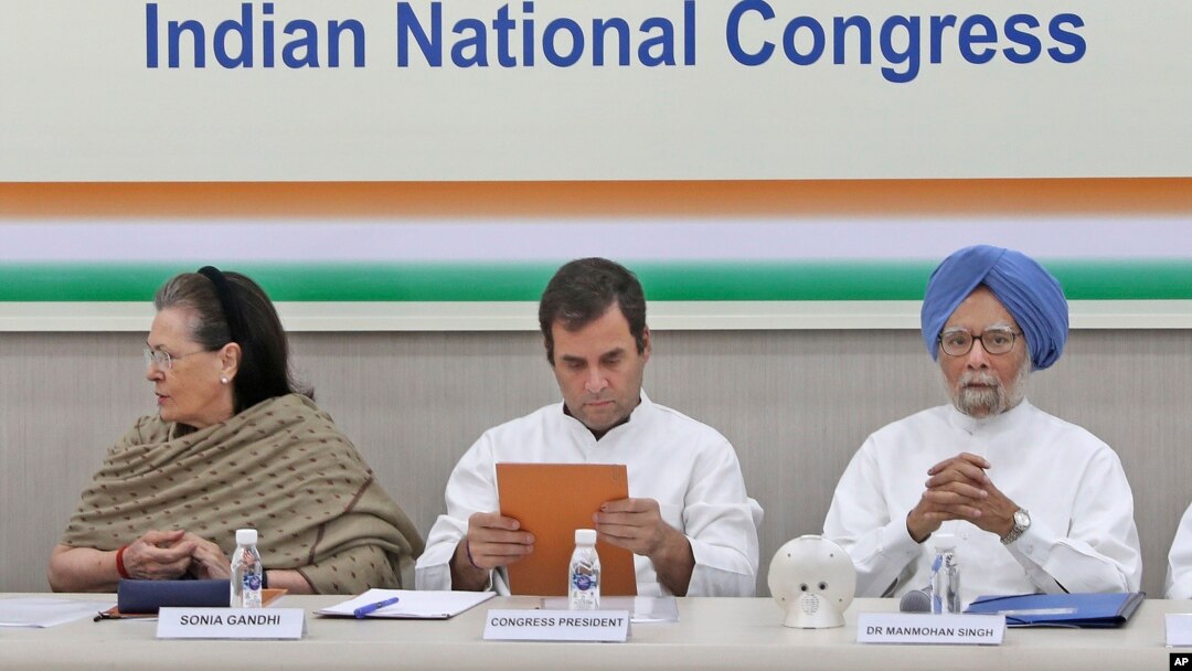 Dari kiri: pemimpin Partai Kongres Sonia Gandhi, Presiden Partai Kongres Rahul Gandhi, dan mantan PM India Manmohan Singh dalam pertemuan di New Delhi, Sabtu 25 Mei 2019.