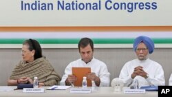 Dari kiri: pemimpin Partai Kongres Sonia Gandhi, Presiden Partai Kongres Rahul Gandhi, dan mantan PM India Manmohan Singh dalam pertemuan di New Delhi, Sabtu 25 Mei 2019.