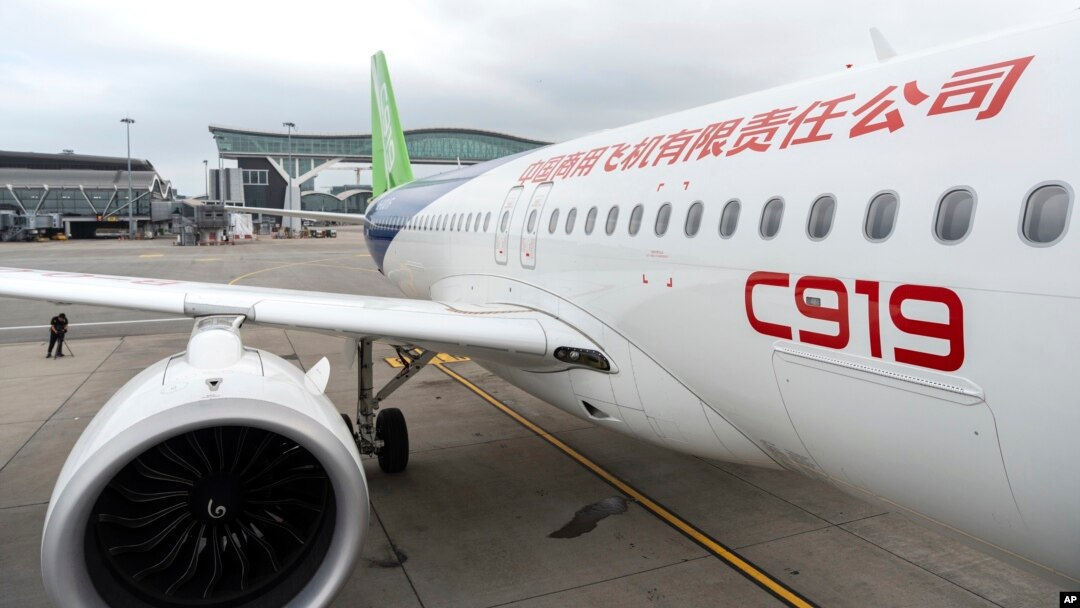C919 buatan China dipajang di Bandara Internasional Hong Kong di Hong Kong, Rabu, 13 Desember 2023. (Foto: AP)