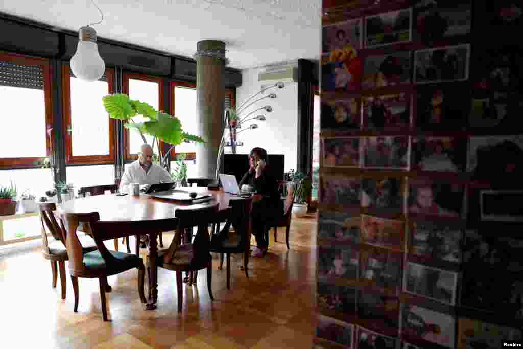 آن لائن سہولت کے تحت گھر دفاتر میں تبدیل ہوگئے ہیں۔ لوگ گھروں سے بیٹھ کر دفاتر کے آن لائن کام نمٹا رہے ہیں۔