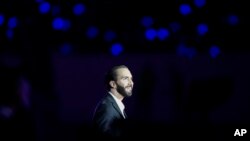 El presidente salvadoreño Nayib Bukele es iluminado por un foco durante la ceremonia de apertura de los Juegos Centroamericanos y del Caribe, en el remodelado estadio Jorge 'Mágico' González en San Salvador, El Salvador, el 23 de junio de 2023.