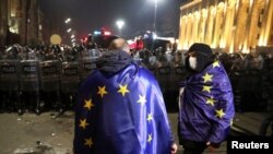 Polisi memblokir jalan di dekat gedung parlemen saat unjuk rasa menentang rancangan undang-undang tentang "agen asing", yang menurut para kritikus dapat merusak upaya Georgia untuk bergabung dengan Uni Eropa, di Tbilisi, Georgia, 9 Maret 2023. ( Foto: REUTERS/Irakli Gedenidze)