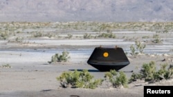 ARCHIVO – En esta imagen, proporcionada por la NASA, la cápsula de transporte de muestras de la misión Osiris-Rex de la NASA yace en el suelo tras aterrizar en el desierto en Utah el 24 de septiembre de 2023. 